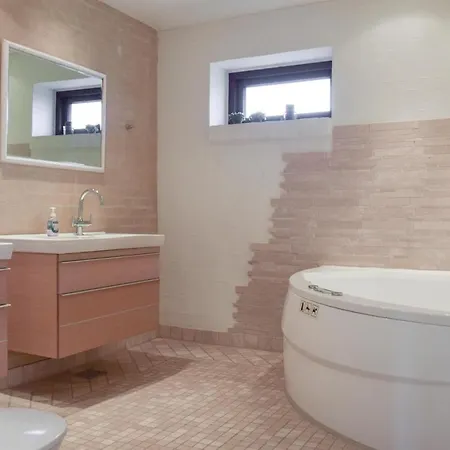 4 Bedroom Beautiful In Holiday home Humble
