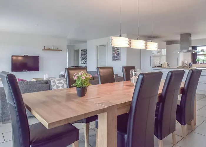 בית נופש Four-bedroom In *
